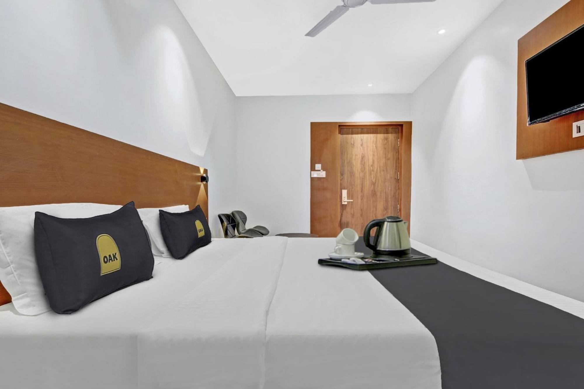 Townhouse Oak Hi-City Hotel Guwahati Eksteriør billede